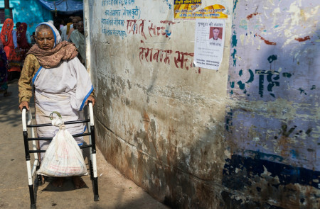 <p>Besaki Das (75) de camino a su <em>ashram </em>para mendigar en la calle. Llegó a Vrindavan hace 35 años.</p>