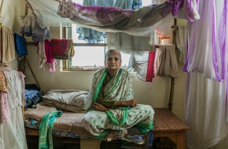 <p>Bani Mukharji tiene tres hijos que la han abandonado. Ahora está viviendo en un <em>ashram</em> en Vrindavan. Se espera que las viudas lleven sobre todo ropa blanca, el color que simboliza la muerte y su asexualidad. A Bani  le sigue gustando la ropa y posee muchos vestidos. </p>