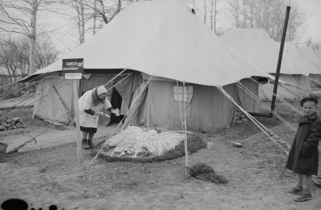 <p>Refugiados polacos en un campo en Irán en 1943.</p>
