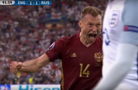 <p>Vasili Berezutski celebra el gol del empate ante Inglaterra, conseguido en el descuento</p>