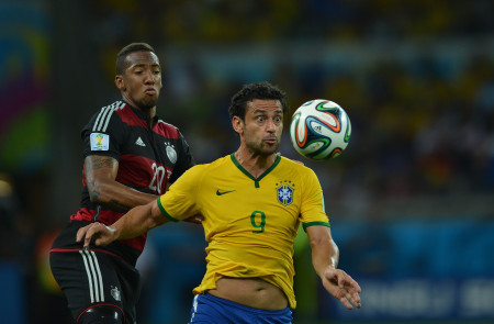 <p>Fred intenta controlar un balón durante la semifinal del último Mundial ante Alemania (1-7)</p>