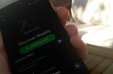 <p>Discover Weekly, un servicio de Spotify, ofrece una recomendación de música usuario por usuario.</p>