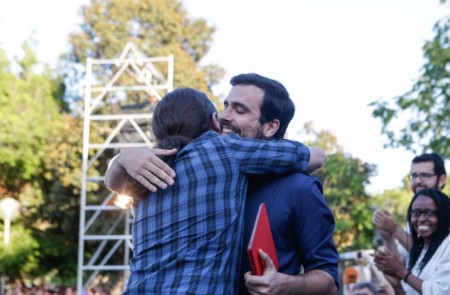 <p>Iglesias y Garzón se abrazan durante el mitin de Alicante.</p>