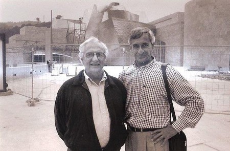 <p>Frank Gehry (d), junto a José Luis Merino.</p>