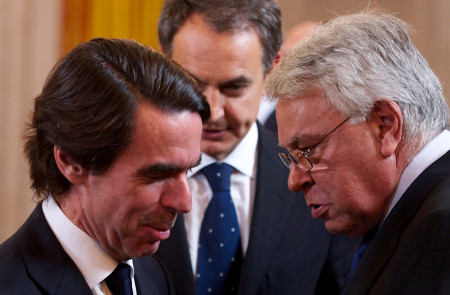 <p>José María Aznar junto a Felipe González en la entrega del 'Toison de Oro' a Sarkozy.</p>