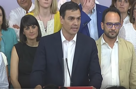 <p>Pedro Sánchez, durante su comparecencia en la sede del PSOE, después de conocer los resultados electorales. </p>