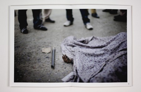 <p>El cadáver de un civil, que parece haber sido un transeúnte inocente, yace en la calle después de un tiroteo en el centro de Kabul. 18 de junio de 2011.</p>