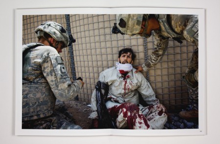 <p>Médicos estadounidenses de la base de operaciones de Howz-e- Madad tratan a un empleado afgano de una compañía de seguridad privada, quien ha resultado gravemente herido. El miliciano afgano estaba custodiando un convoy de la OTAN cuando fue emboscado por los talibanes. 17 de julio de 2010, Zhari District, provincia de Kandahar, Afganistán.</p>