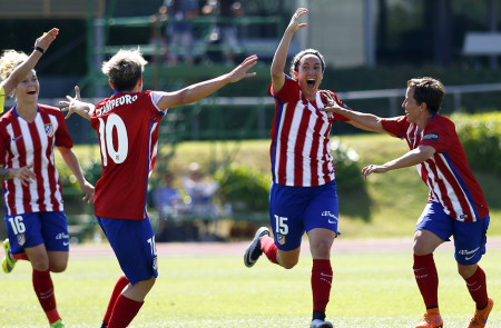 <p>Silvia Meseguer celebra la consecución del segundo gol atlético junto a sus compañeras en la final de Copa ante el FC Barcelona (2-3)</p>