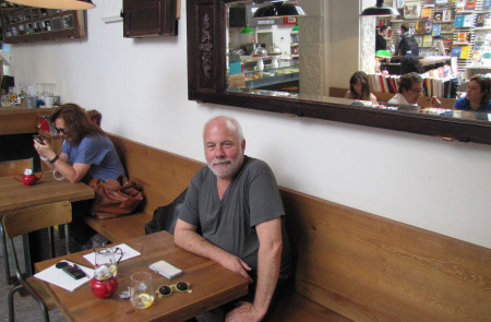 <p>Ramón Lobo, en la cafetería de la librería “La Central”, en Madrid.</p>