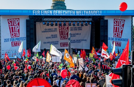 <p>Protestas contra el TTIP y el CETA en octubre del 2015 en Berlín. </p>