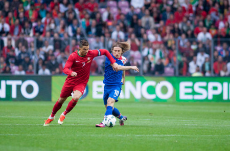 <p>Cristiano Ronaldo y Luka Modric en un partido entre Portugal y Croacia en 2013.</p>
