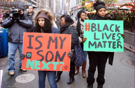 <p>Miembros del movimiento 'Black Lives Matter' protestan en Manhattan.</p>