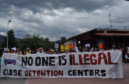 <p>Nadie es ilegal. Cierren los centros de detención, se lee en una de las pancartas de la Caravana Abriendo fronteras.</p>