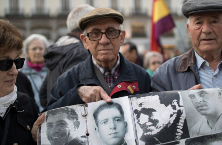 <p>Francisco Olmos señala una fotografía de su padre.</p>