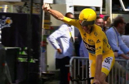 <p>Chris Froome cruza la línea de meta tras ganar la contrarreloj de Megève en el Tour de Francia 2016</p>