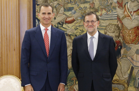 <p>El Rey con el representante del PP, Mariano Rajoy.</p>