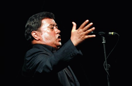 <p>José Menese, en una imagen de archivo, en pleno recital.</p>