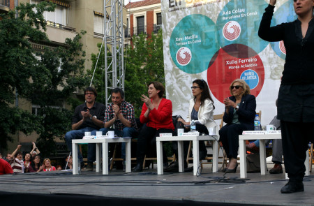 <p>Ada Colau y Manuela Carmena, en un acto electoral en mayo de 2015, junto a otros integrantes de candidaturas municipales por el cambio.</p>