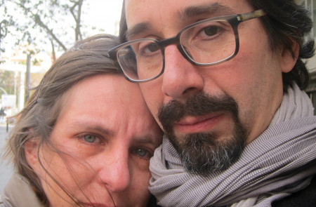 <p><em>Selfie</em> de pareja con ojos llorosos.</p>