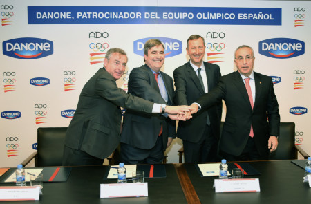 <p>El presidente del CSD, Miguel Cardenal y el presidente del COE, Alejandro Blanco (segundo y cuarto por la derecha respectivamente), en la firma del convenio con Danone para patrocinar al equipo olímpico español</p>