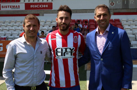 <p>Álex Menéndez, en el centro, en su presentación como jugador del Girona FC</p>