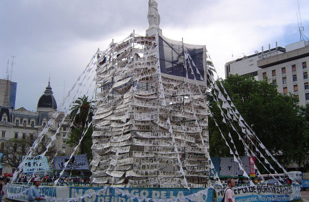 <p>Pirámide de la Asociación Madres de Plaza de Mayo con instantáneas de los desaparecidos durante la dictadura de Videla / WIKIPEDIA</p>