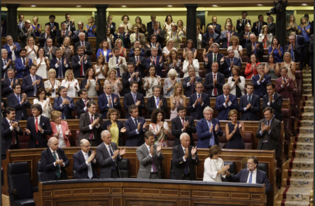 <p>La bancada popular aplaude a Mariano Rajoy.</p>