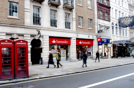<p>Una oficina del Banco Santander, en Londres.</p>