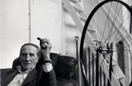<p>Marcel Duchamp, junto a la rueda que caracteriza su trabajo artístico.</p>