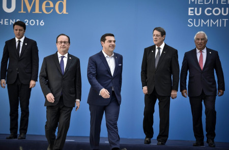 <p>Matteo Renzi, François Hollande, Alexis Tsipras, Nicos Anastasiades y António Costa en la cumbre de Atenas.</p>