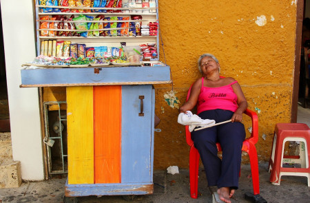 <p>Vendedora en el centro histórico de Cartagena, ciudad en la que se firmará el acuerdo el 26 de septiembre.</p>