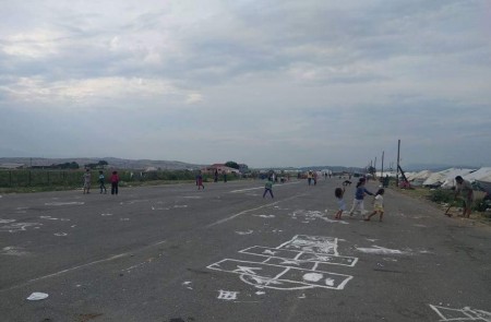 <p>Un grupo de niños juega en una de las pistas del antiguo aeropuerto militar de Nea Kavala.</p>