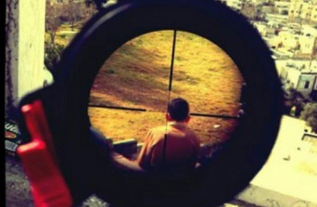 <p>Foto colgada por un soldado israelí en su Instagram de un niño palestino en la mirilla de su fusil.</p>