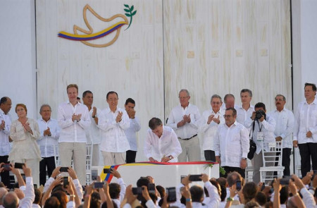 <p>Juan Manuel Santos firma el Acuerdo final de paz en Cartagena de Indias.</p>