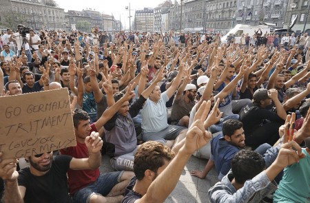 <p>Jóvenes refugiados sirios protestan frente a la estación de tren de Keleti en Budapest en septiembre del 2015.</p>