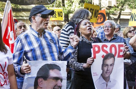 <p>Militantes del PSOE apoyan a Pedro Sánchez en la puerta de Ferraz.</p>