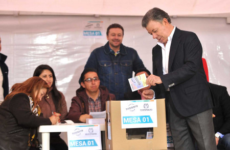 <p>El presidente Santos vota del domingo 2 de octubre en el referéndum por la paz de Colombia. </p>