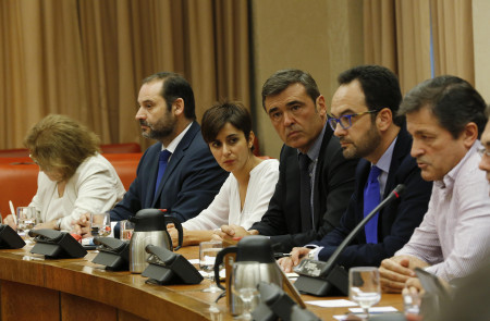 <p>Reunión del PSOE. Junto a Javier Fernández, presidente de la gestora, Antonio Hernando, <em>sanchista</em> y portavoz parlamentario.</p>