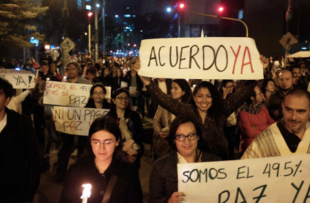 <p>Manifestación en Bogotá el jueves 6 de octubre para respaldar la paz y exigir celeridad en las nuevas negociaciones.</p>