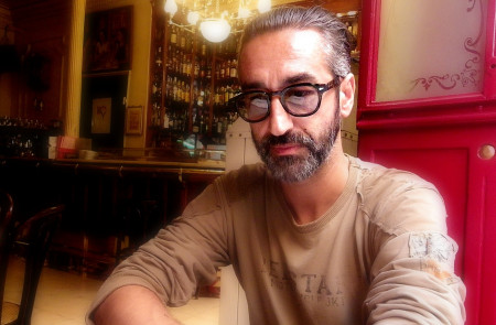 <p>Alejandro Pelayo, sentado en el madrileño bar Manuela.  </p>