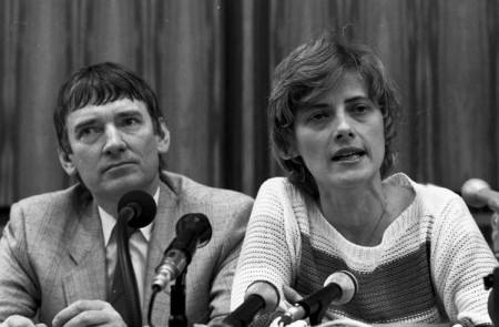 <p>Petra Kelly y Otto Schily, en una rueda de prensa tras las elecciones federales alemanas de 1983.</p>