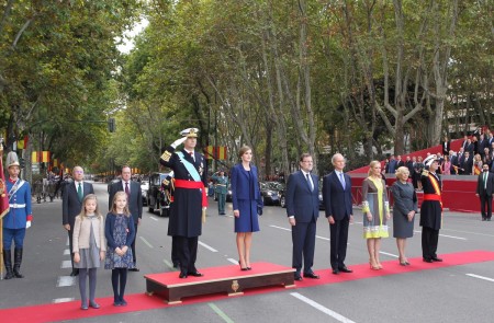 <p>Los Reyes, las infantas y autoridades durante la celebración del 12 de octubre de 2015.</p>