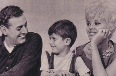 <p>Dario Fo y Franca Rame, su mujer, junto a su hijo Jacopo.</p>