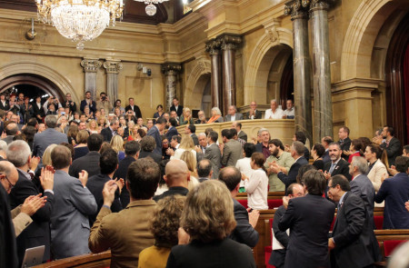 <p>Aplausos a las víctimas de procesos franquistas en el Parlament el pasado miércoles 19 de octubre. </p>
