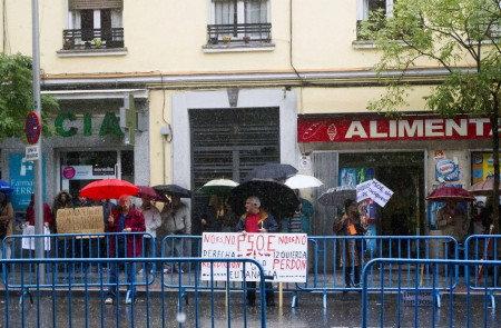 <p>Militantes del PSOE piden el No a Rajoy, frente a Ferraz este domingo 23 de octubre.</p>