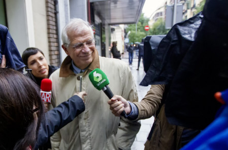 <p>Josep Borrell, a su llegada a la sede del PSOE en Ferraz. </p>