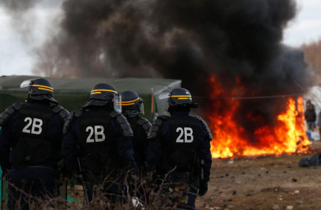 <p>Un grupo de policías durante el desalojo parcial de la zona sur de Calais en febrero del 2016.</p>