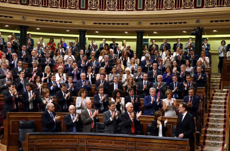 <p>La bancada popular recibe con aplausos a Mariano Rajoy tras ser investido presidente del Gobierno.</p>