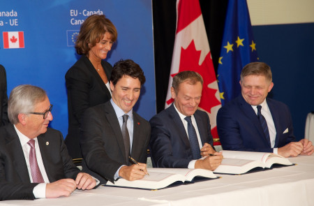 <p>Jean-Claude Juncker, Justin Trudeau, Donald Tusk y el primer ministro eslovaco, Robert Fico, durante la firma del CETA este domingo 30 de octubre.</p>